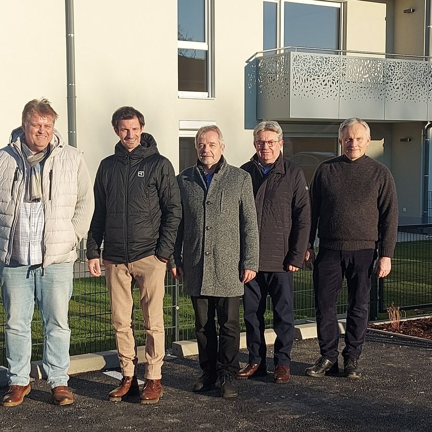 Bild enthält, Groupshot, Person, Coat, Jacket, Jeans, Adult, Male, Man, People, Shoe