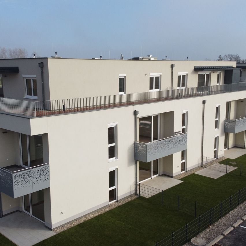 Bild enthält, Architecture, Building, Housing, House, Row House, Car, Vehicle, City, Machine, Wheel