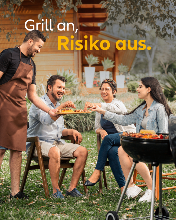 A man in a brown apron serves food to a group of people sitting around a barbecue grill. The text 'Grill an, Risiko aus' is displayed above them.