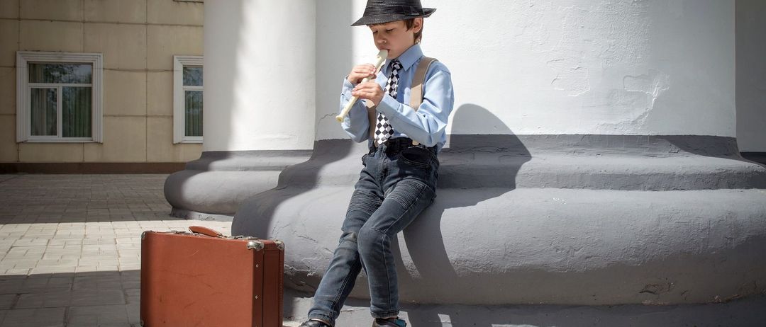 Bild enthält, Clothing, Pants, Person, Sitting, Jeans, Accessories, Formal Wear, Tie, Hat