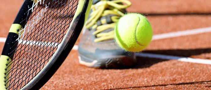 Bild enthält, Racket, Sport, Tennis, Tennis Racket, Tennis Ball, Clothing, Footwear, Shoe, Sneaker, Person
