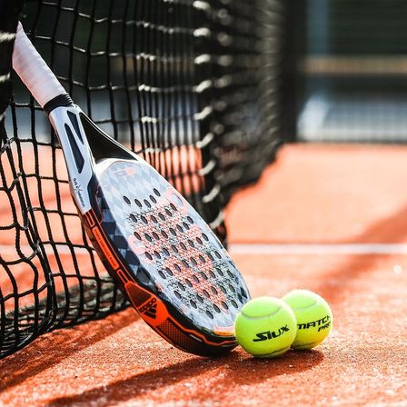 Bild enthält, Racket, Sport, Tennis, Tennis Racket, Ball, Tennis Ball