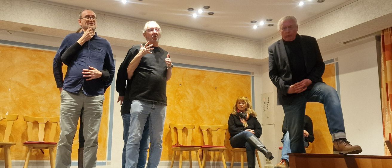 Bild enthält, Plywood, Wood, People, Person, Adult, Male, Man, Jeans, Pants, Crowd