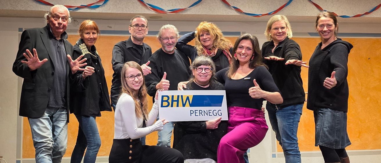 Bild enthält, Pants, Adult, Female, Person, Woman, Groupshot, Coat, Jeans, Male, Man