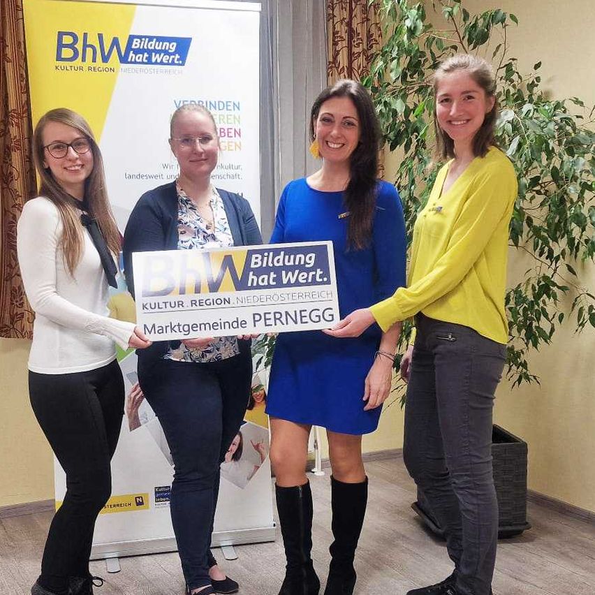 Bild enthält, Computer Hardware, Monitor, Screen, TV, Pants, Skirt, Groupshot, Person, Table, Woman