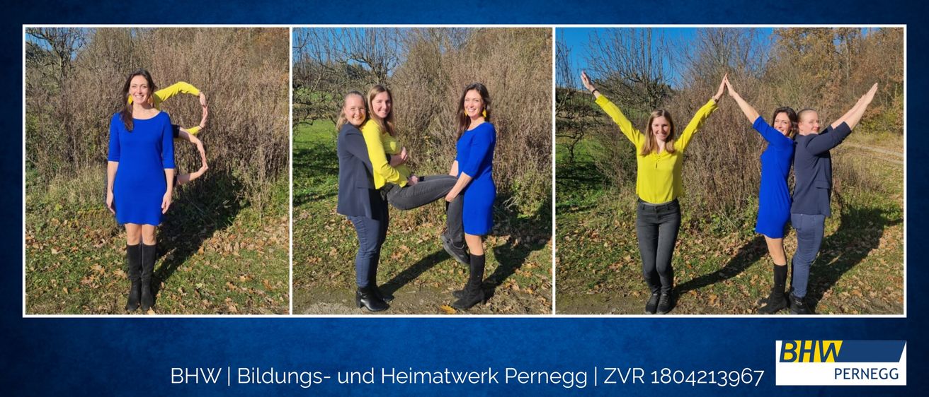 Drei Frauen posieren im Freien in verschiedenen Posen. Eine Frau in Gelb und eine in Blau umarmen sich, während sie auf dem Schoß einer dritten Frau sitzen. Eine andere Frau steht mit erhobenen Armen.