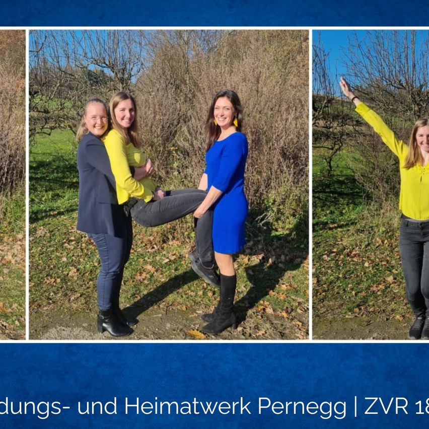 Drei Frauen posieren im Freien in verschiedenen Posen. Eine Frau in Gelb und eine in Blau umarmen sich, während sie auf dem Schoß einer dritten Frau sitzen. Eine andere Frau steht mit erhobenen Armen.