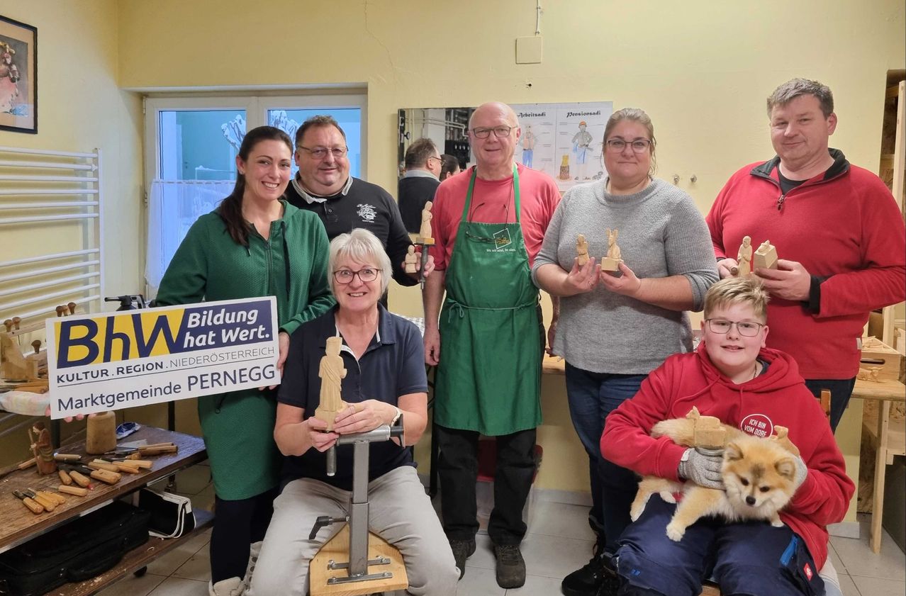 Bild enthält, Person, Portrait, People, Adult, Female, Woman, Glasses, Male, Man, Pants