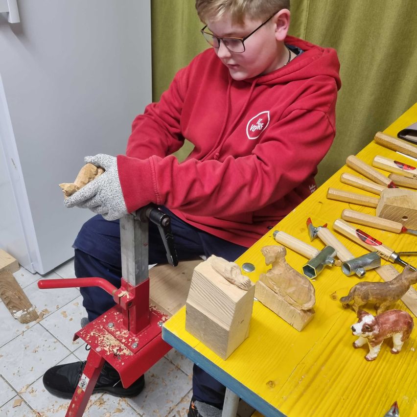 Bild enthält, Glove, Person, Woodworking, Boy, Child, Male, Pig, Glasses, Necklace, Head