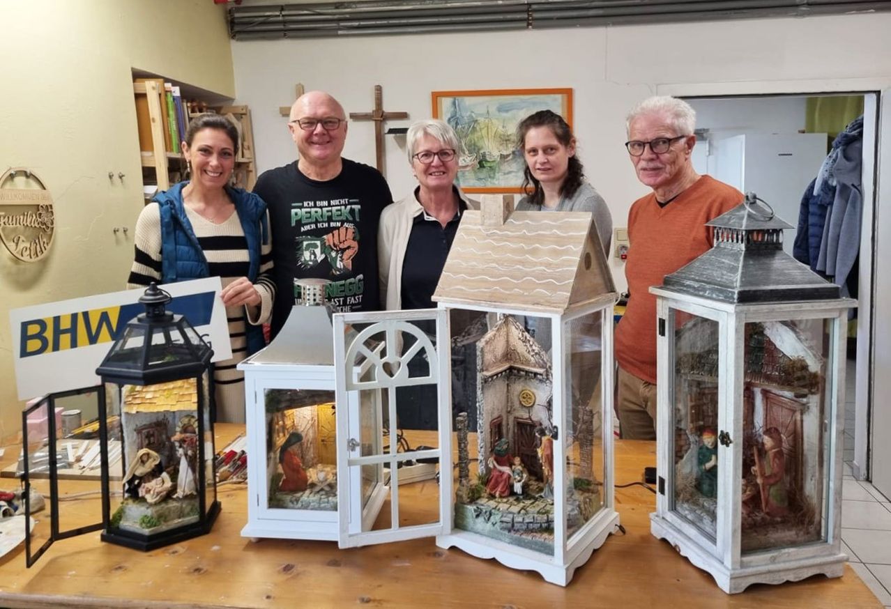 Bild enthält, Indoors, Museum, Adult, Female, Person, Woman, Male, Man, Face, Portrait