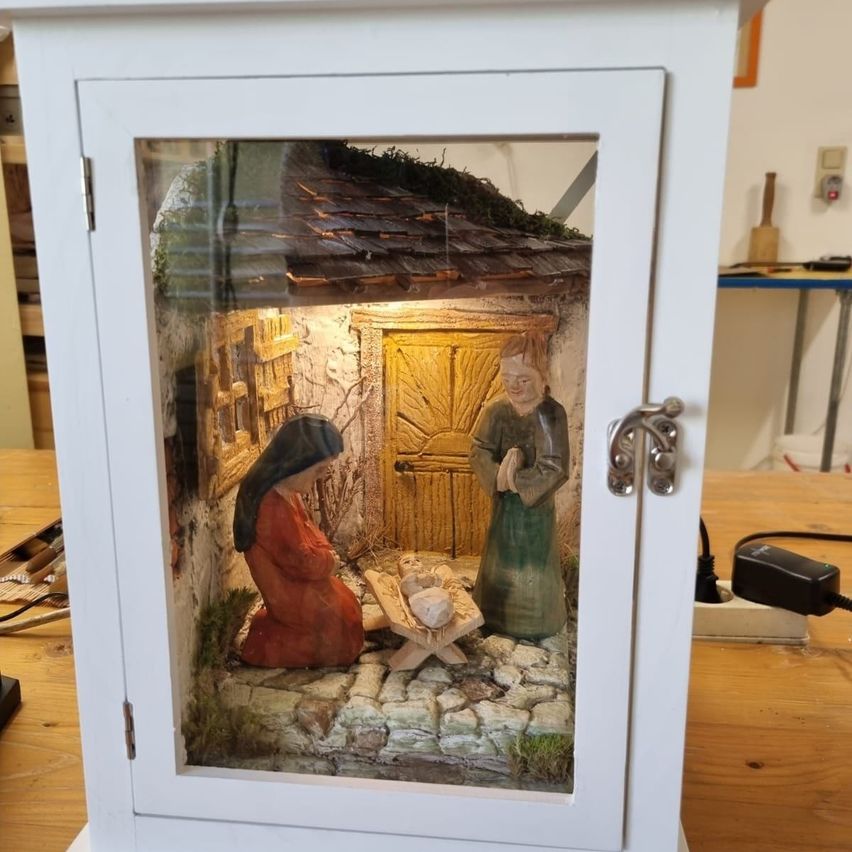 Bild enthält, Adult, Female, Person, Woman, Furniture, Mailbox, Face, Head