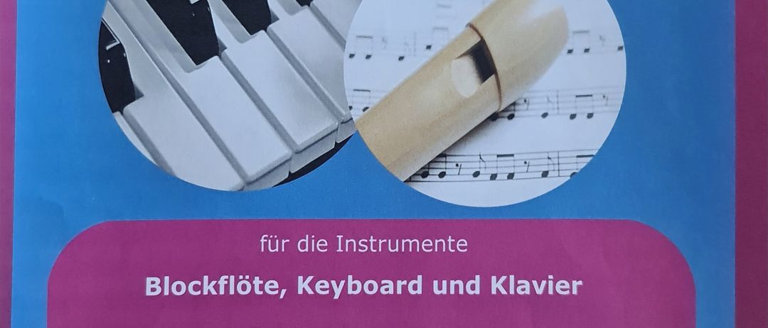 Plakat für eine Musikinstrument-Anmeldung für das neue Schuljahr. Es zeigt eine Klaviertastatur und eine Blockflöte mit Noten. Der Termin ist am Donnerstag, 17. September 2026, von 14:00 bis 16:00 Uhr. Kontaktdetails sind angegeben.