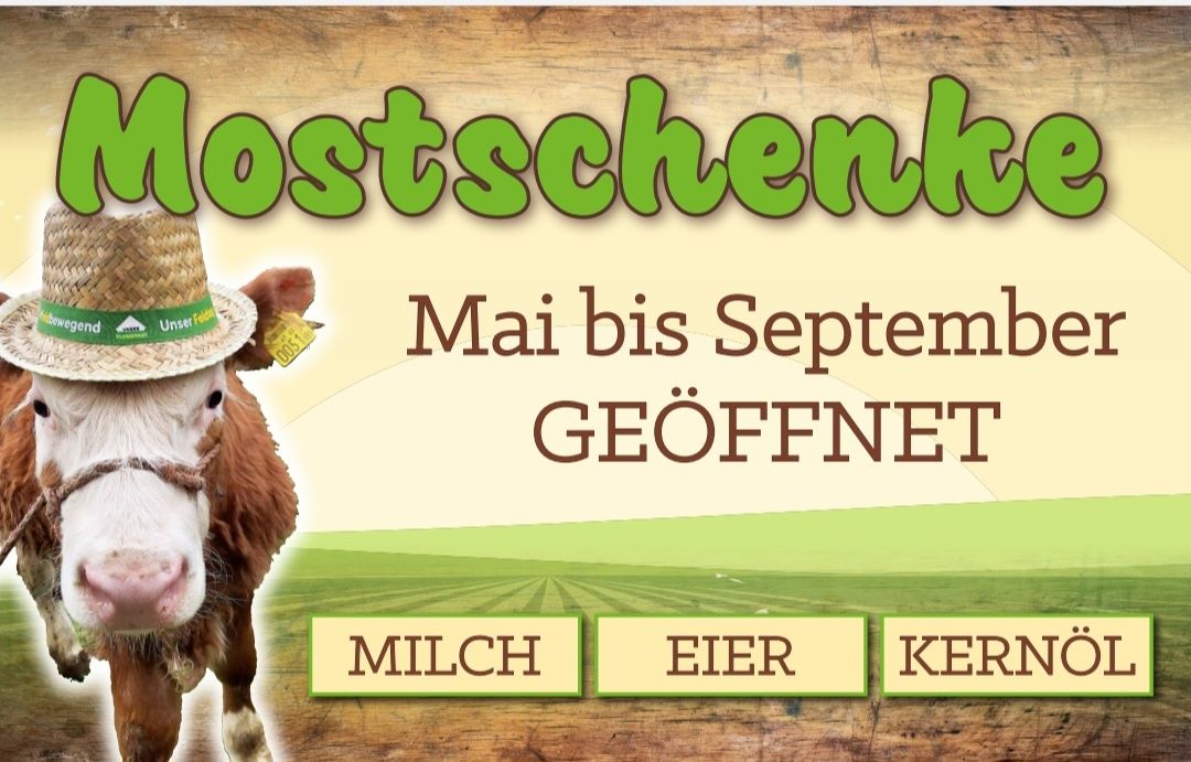 Eine Bauernhof-Werbung mit einer Kuh in einem Hut, die die offenen Monate von Mai bis September und Produkte wie Milch, Eier und Käse zeigt.