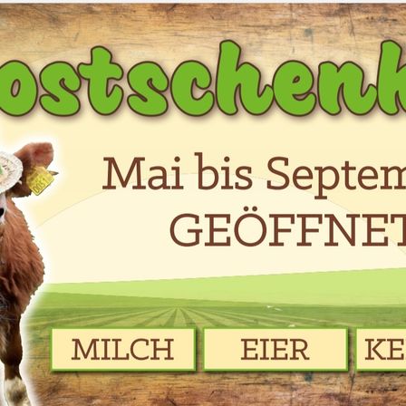 Eine Bauernhof-Werbung mit einer Kuh in einem Hut, die die offenen Monate von Mai bis September und Produkte wie Milch, Eier und Käse zeigt.