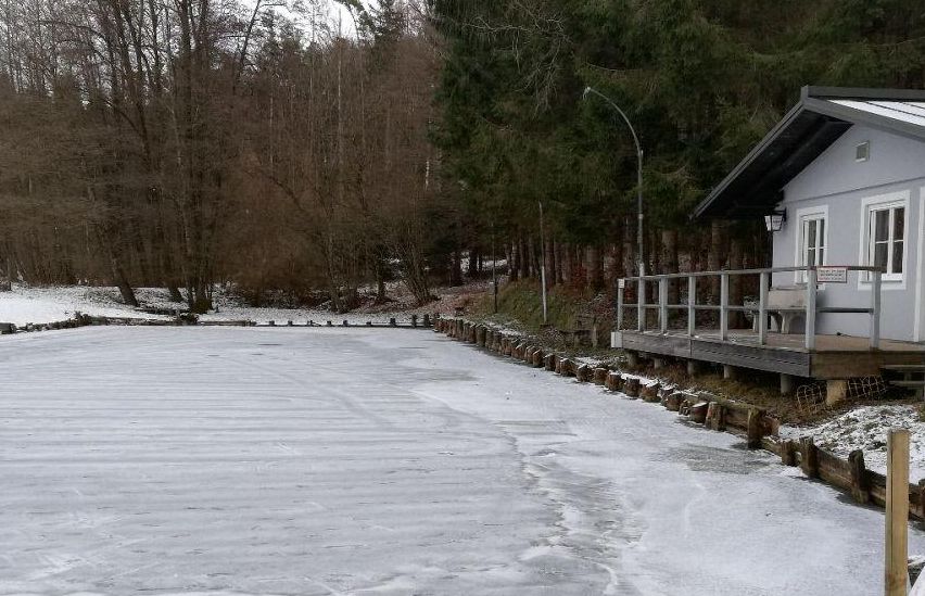 Bild enthält, Nature, Outdoors, Scenery, Shelter, Housing, Countryside, Hut, House, Bench, Suburb