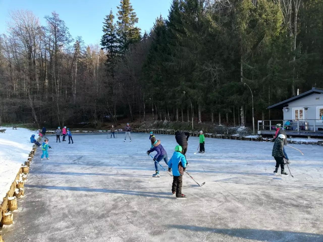 Bild enthält, Person, Clothing, Glove, Shoe, Hockey, Rink, Skating, Helmet, Ice Hockey, Hat