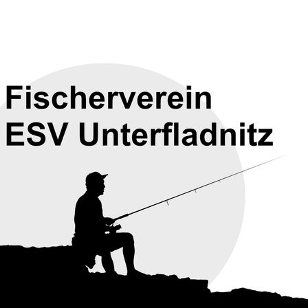 Ein Angler fängt mit einer Angelrute in der Nähe eines Sees Fische. Das Logo des Fisherverein ESV Unterfladnitz ist abgebildet.