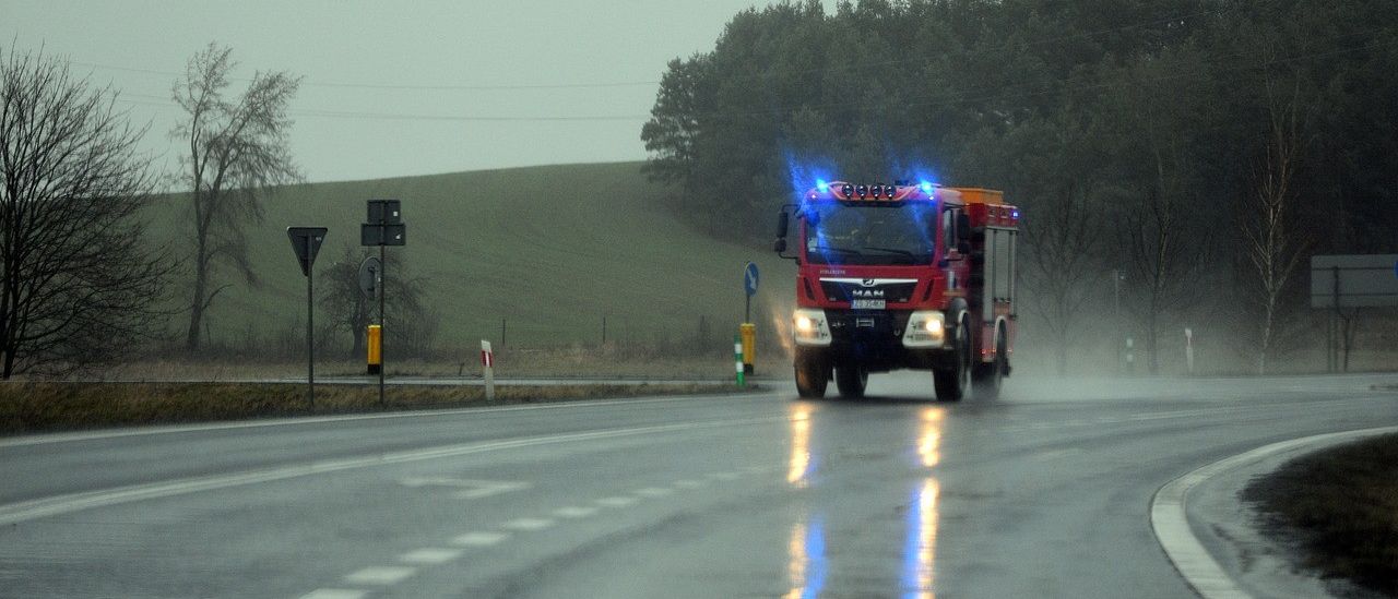 Bild enthält, Road, Transportation, Truck, Vehicle, Freeway, Machine, Wheel, Fire Truck, Highway, Tarmac