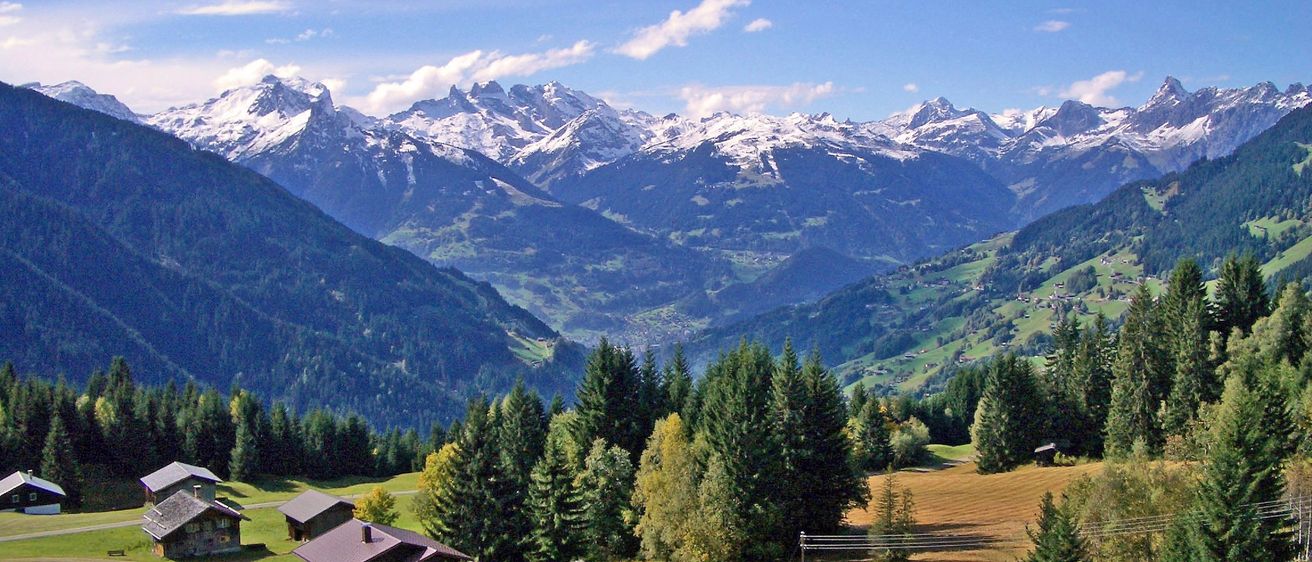 Bild enthält, Tree, Fir, Nature, Outdoors, Scenery, Building, Mountain Range, Peak, Grass, Landscape