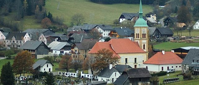 Bild enthält, Outdoors, Nature, Countryside, Rural, Village, Car, Monastery, Cow, Suburb, Neighborhood