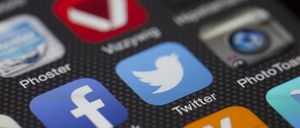 Eine Nahaufnahme eines Smartphone-Bildschirms zeigt mehrere Social-Media-App-Symbole, einschließlich Facebook, Twitter und andere.