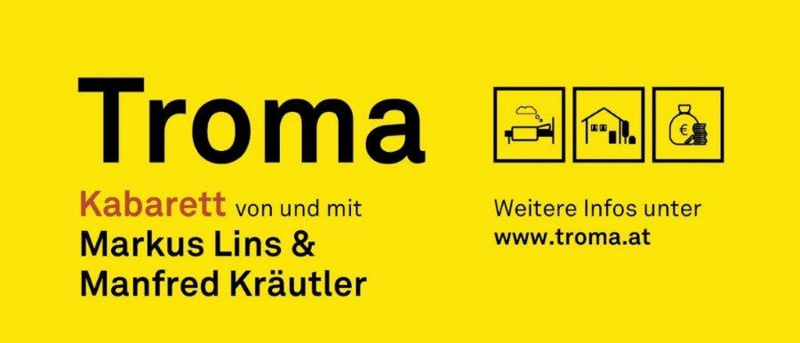 Zwei Männer stehen vor einem leuchtend gelben Hintergrund, einer in einem roten Bademantel und der andere in einem blauen T-Shirt mit karierten Hosen. Beide haben ihre Hände auf den Hüften.