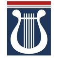 Das Logo des Musik Vereins Fussach zeigt eine Leier in Blau und Weiß, vor einem weißen und blauen Hintergrund mit rotem und weißem Rand.