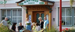 Bild enthält, Restaurant, Cafe, Cafeteria, Potted Plant, Adult, Female, Person, Woman, Male, Man