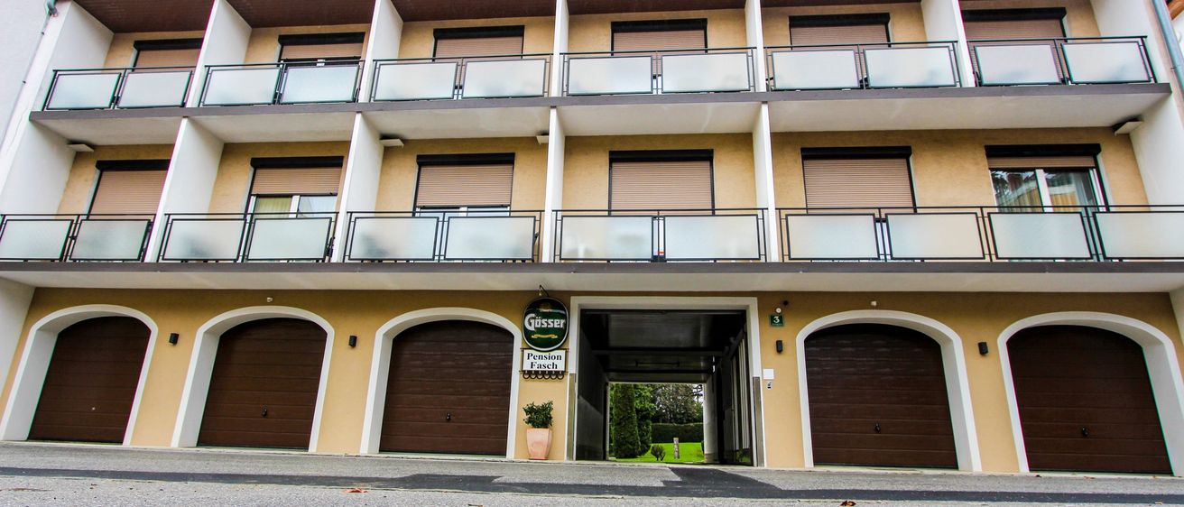 Bild enthält, Architecture, Building, City, Road, Garage, Indoors, Urban, Condo, Housing