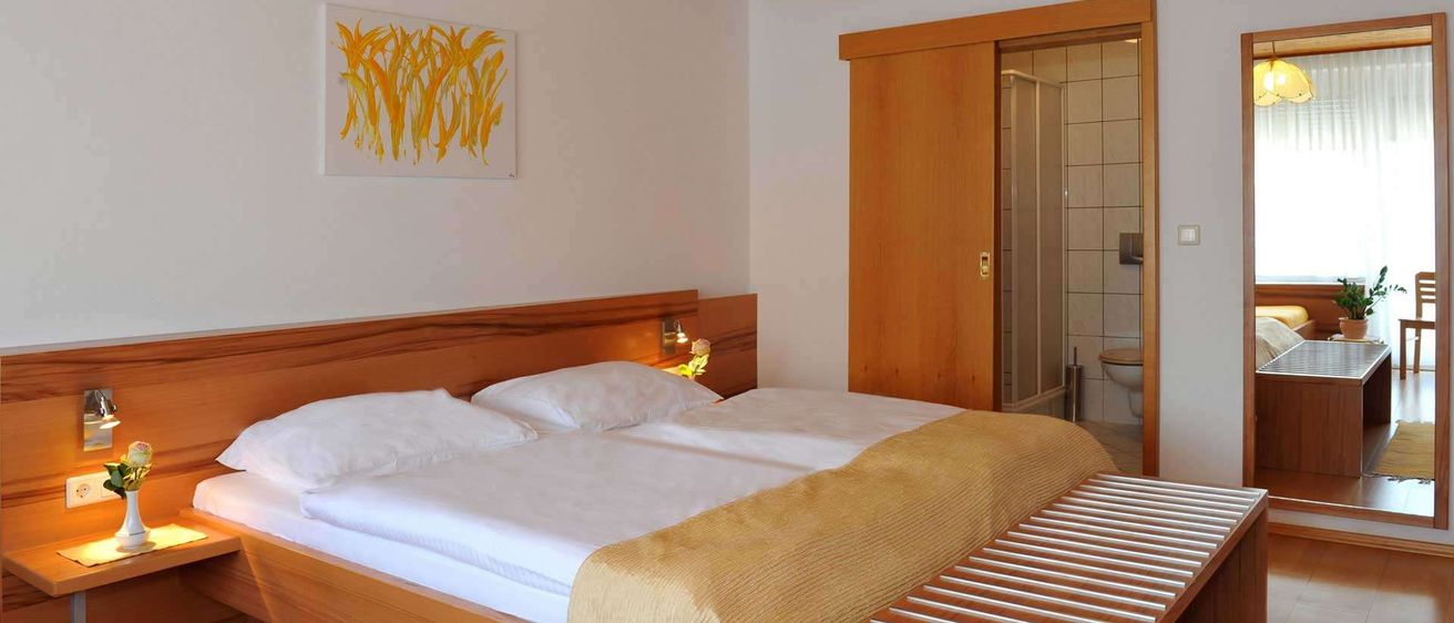 Bild enthält, Interior Design, Wood, Hotel, Resort, Home Decor, Corner, Flooring, Cushion, Furniture, Hardwood