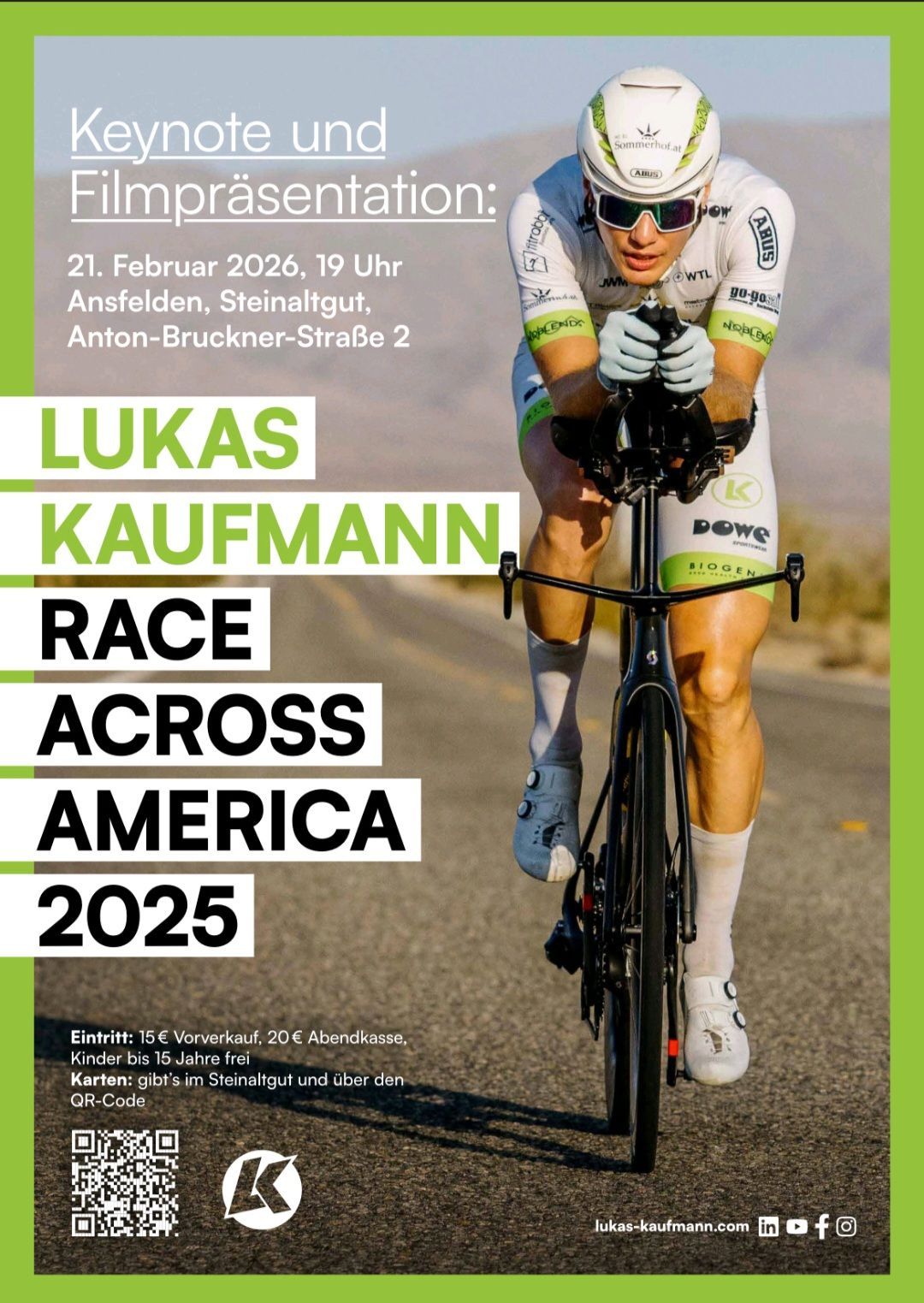 Ein Radfahrer fährt auf einer Straße und bewirbt eine Filmvorführung von Lukas Kaufmann über ein Rennen quer durch Amerika im Jahr 2025. Veranstaltungsdetails umfassen Datum, Uhrzeit und Ort.