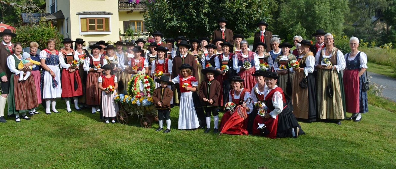 Bild enthält, Flower, Flower Arrangement, People, Person, Flower Bouquet, Grass, Costume, Dress, Formal Wear, Portrait