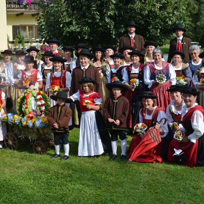 Bild enthält, Flower, Flower Arrangement, People, Person, Flower Bouquet, Grass, Costume, Dress, Formal Wear, Portrait