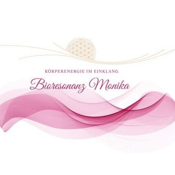 Ein Bild mit einem rosa Wellendesign und einem zentralen goldenen Blumensymbol. Der Text 'Körperenergie im Einklang' steht über einem Namen 'Bioresonanz Manika'.
