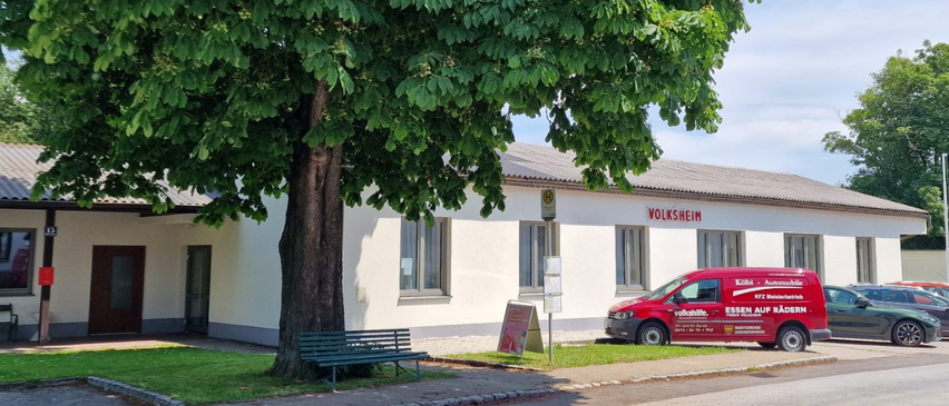 Bild enthält, Car, Vehicle, Bench, Furniture, Machine, Wheel, Police Station