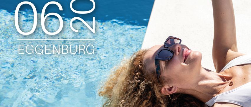 Eine Frau in einem weißen Bikini liegt entspannt am Pool und schaut entspannt. Das Poster zeigt 'Messe 27 06 2020 Eggenburg.' Das Wasser ist klar und blau.