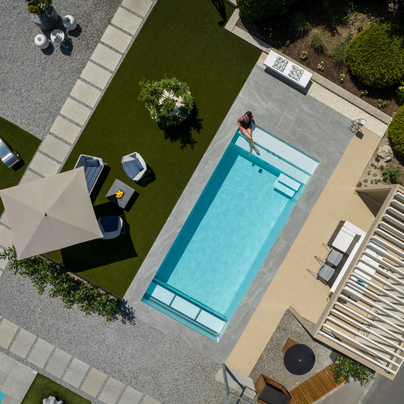 Bild enthält, Pool, Water, Swimming Pool, Outdoors, Aerial View, Person, Plant