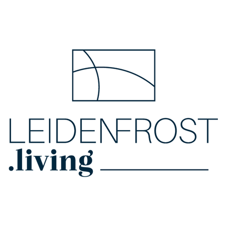 Leidenfrost Living Logo mit dem Wort Leidenfrost in Großbuchstaben und einem Punkt davor sowie living darunter, auf weißem Hintergrund.