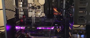 Nahaufnahme eines Computer-Motherboards mit lila LED-Leuchten, einem Kühlsystem und sichtbarer Temperaturanzeige von 62 Grad Celsius.