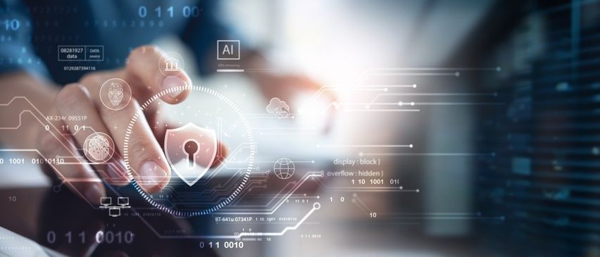 Eine Hand drückt ein kreisförmiges Symbol mit einem Vorhängeschloss auf einer digitalen Benutzeroberfläche, möglicherweise auf einem Tablet. Das Symbol ist von verschiedenen Symbolen und Daten umgeben, und der Hintergrund ist mit einem abstrakten Design verschwommen.