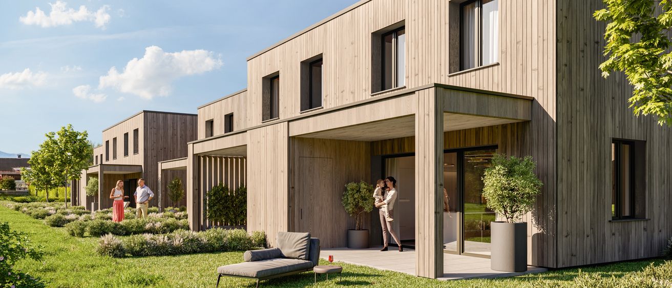 Ein modernes Haus mit Holzverkleidung, Glasfenstern und einer Glastür. Die Familie ist draußen und eine Couch steht auf dem Rasen.