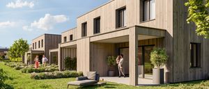 Ein modernes Haus mit Holzverkleidung, Glasfenstern und einer Glastür. Die Familie ist draußen und eine Couch steht auf dem Rasen.