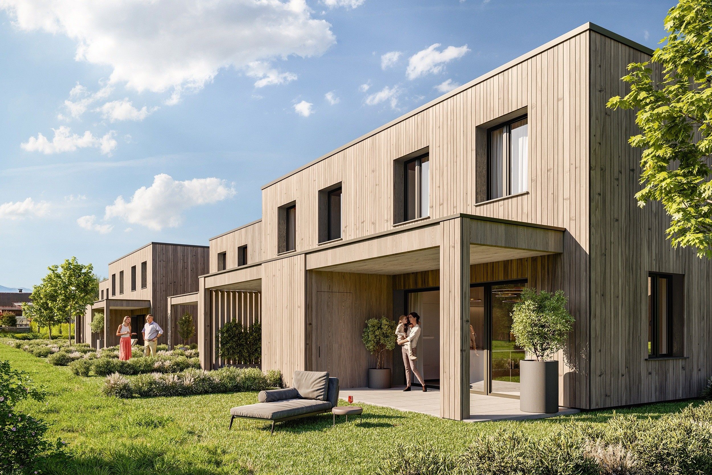 Eine vierköpfige Familie steht vor einem modernen Holzhaus. Sie sind von Pflanzen und einer Liege umgeben. Das Haus hat große Fenster und eine überdachte Terrasse.