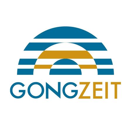 Das Logo von Gongzeit zeigt eine stilisierte Sonne mit blauen und gelben Streifen, zentriert über dem Namen Gongzeit in fetten gelben Buchstaben.