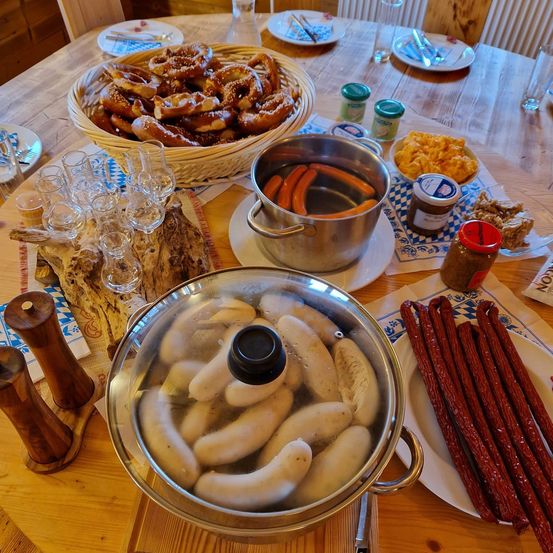 Bild enthält, Food, Meal, Wood, Dining Table, Table, Coffee Cup, Brunch, Plate, Hardwood, Bread