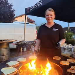 Bild enthält, Adult, Female, Person, Woman, Fire, Flame, Face, Bbq, Cooking, Grilling