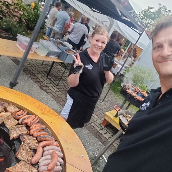 Bild enthält, Bbq, Cooking, Food, Grilling, Adult, Male, Man, Person, Face, Head