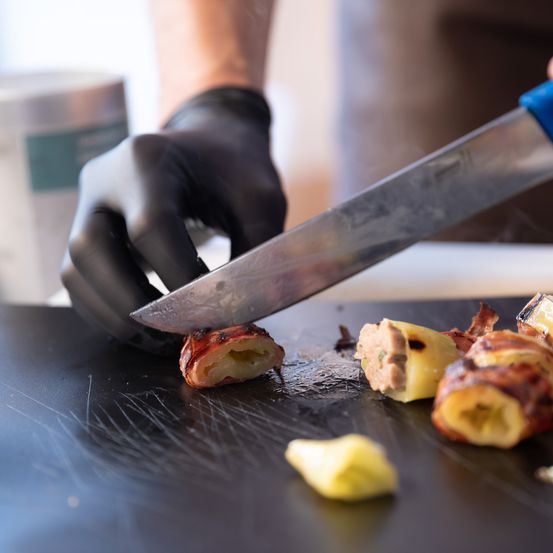 Bild enthält, Blade, Knife, Weapon, Chopping Board, Food, Chopping Ingredients, Cooking, Pear, Plant, Produce