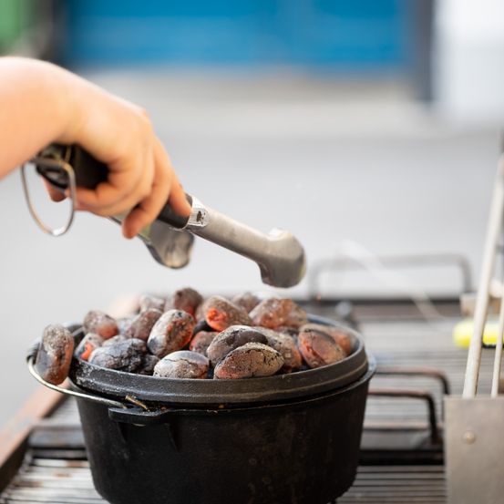 Bild enthält, Cookware, Pot, Cooking Pot, Food, Cooking, Stirring Food, Device, Hammer, Tool