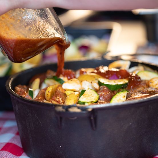 Bild enthält, Cooking, Food, Pouring Food, Food Presentation, Person